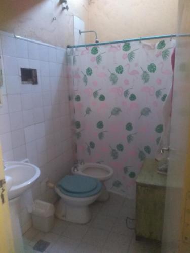 y baño con aseo y lavamanos. en Casaa bella en cba capital en Córdoba