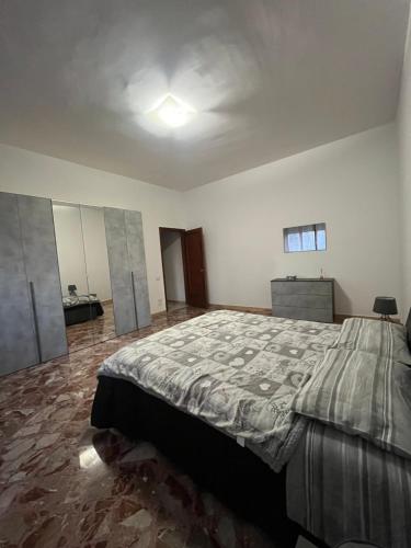 een slaapkamer met een groot bed in een kamer bij A casa di Mary in Calimera
