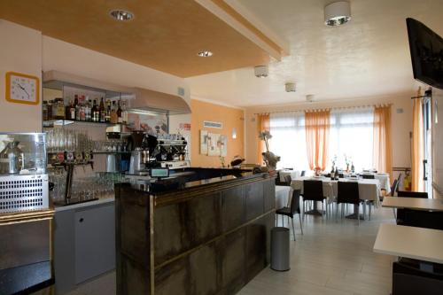 ein Restaurant mit einer Bar und einem Speisesaal in der Unterkunft Hotel Ristorante Klaus in Porto Tolle