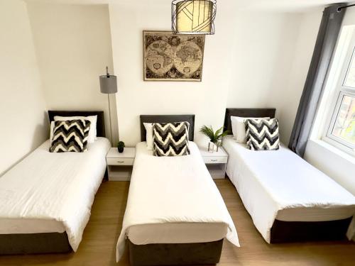 Beautiful 3-Bed Apartment with Driveway Parking tesisinde bir odada yatak veya yataklar