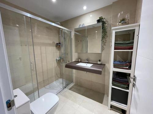 Kúpeľňa v ubytovaní BM5A, Gran ático duplex con dos terrazas cerca el mar
