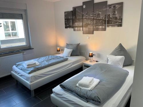 a bedroom with two beds and a window at Appartment am Rosenplatz in Brechtorf