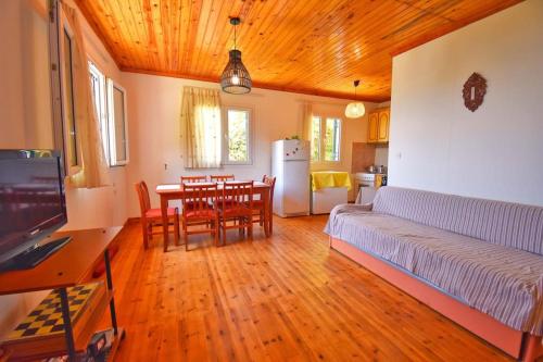 un salon avec un canapé et une table dans l'établissement Anemelo house by the Kontogialos beach, à Pelekas