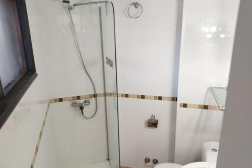 un bagno con doccia, wc e lavandino di koka terraced accommodation a Maspalomas