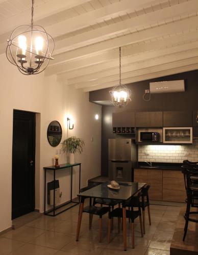 a kitchen and dining room with a table and chairs at Luminoso y acogedor apartamento in San Juan