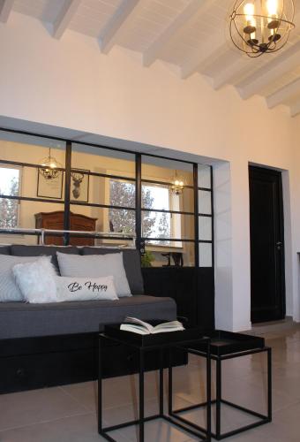a living room with a couch and a table at Luminoso y acogedor apartamento in San Juan