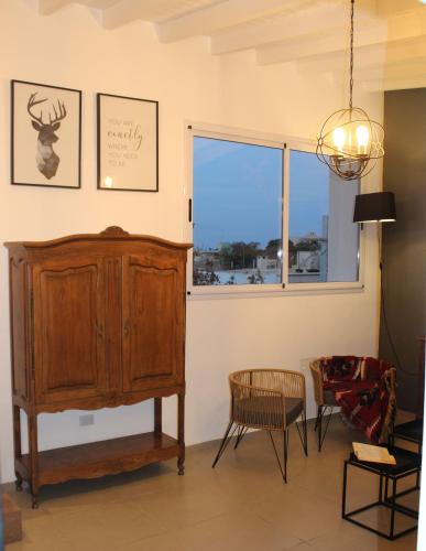 a living room with a wooden cabinet and a window at Luminoso y acogedor apartamento in San Juan