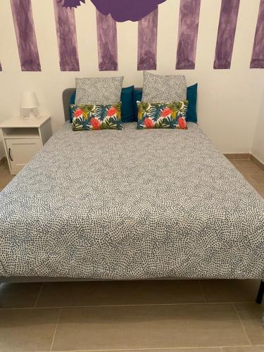 a bedroom with a large bed with two pillows at Apartamento Joshualba in Mesquer