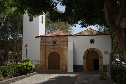 a church with two doors and a tower at Apartamento Joshualba in Mesquer