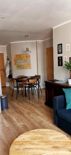 un salon avec une table et un canapé bleu dans l'établissement Toulon centre ancien proche gare et départ Corse- 5 pers - FREEWIFI - AC, à Toulon