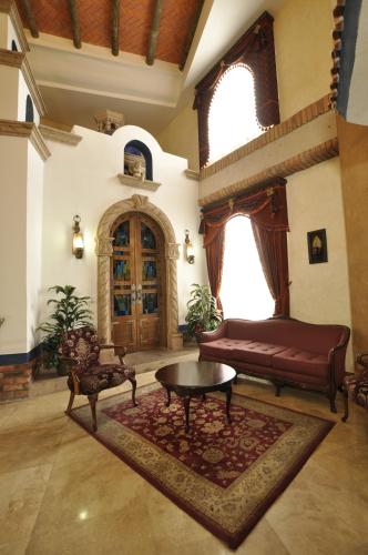 a living room with a couch and a table at Hotel María Bonita Consulado Americano in Ciudad Juárez