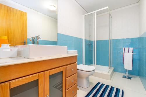 a bathroom with a sink and a shower and a toilet at Reno Aug22 Cedofeita Exclusive with self check in in Porto