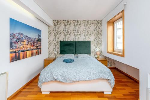 a bedroom with a bed with a green headboard at Reno Aug22 Cedofeita Exclusive with self check in in Porto