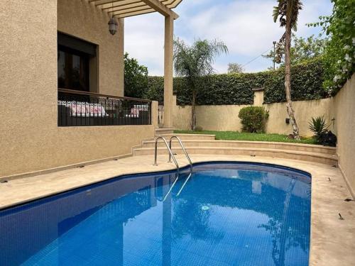 Marrakech le joyau Big villa piscine privée jardin في مراكش: مسبح امام بيت