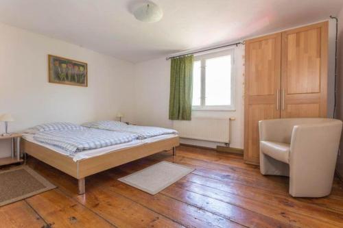 a bedroom with a bed and a desk and a chair at Bauernhaushälfte über zwei Etagen mit Garten, in ruhiger Lage in Horka