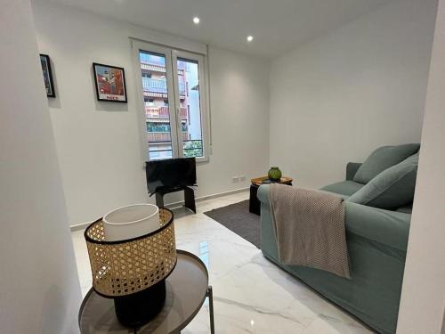 un salon avec un canapé et une table dans l'établissement Musso Studio 1, Casino Square, Monaco, calme apt, à Beausoleil