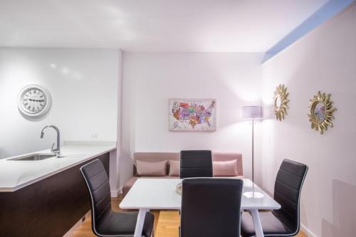 Modern 2 BR with Rooftop Lounge – Photos 3