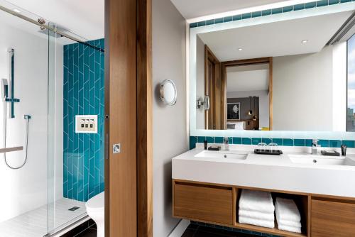 Humaniti Hotel Montreal, Autograph Collection Image