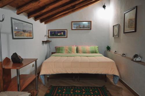 um quarto com uma cama num quarto com uma mesa em Casa Leopina Apri gli occhi e vola oltre il mare em SantʼAlfio