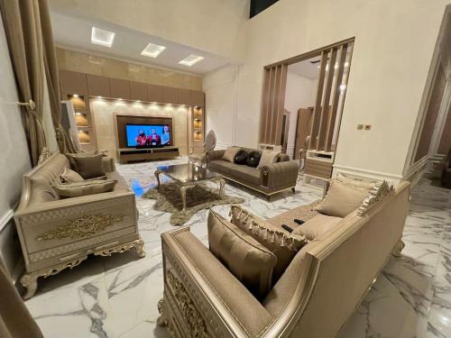 Exquisite 5 Bedroom Villa in Kano tesisinde bir oturma alanı