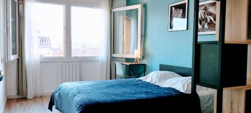 1 dormitorio con cama y pared azul en CLIM - 4 chambres 4 salles de bains - Spacieux Appartement - 113m, en Aviñón
