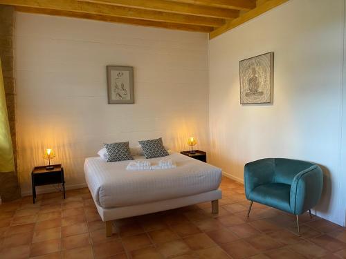Una cama o camas en una habitación de LAURAGUEL CHAMBRES D'HÔTES
