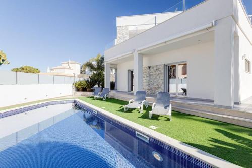 VILLA LIMOEIRO - Beautiful new home nestled in the heart of Galé