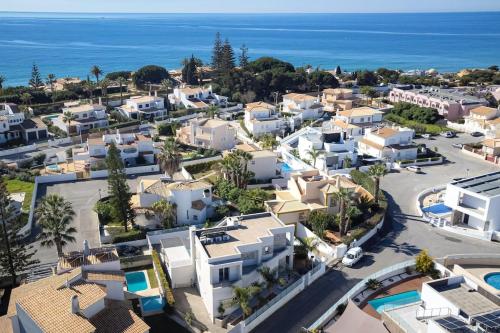 VILLA LIMOEIRO - Beautiful new home nestled in the heart of Galé