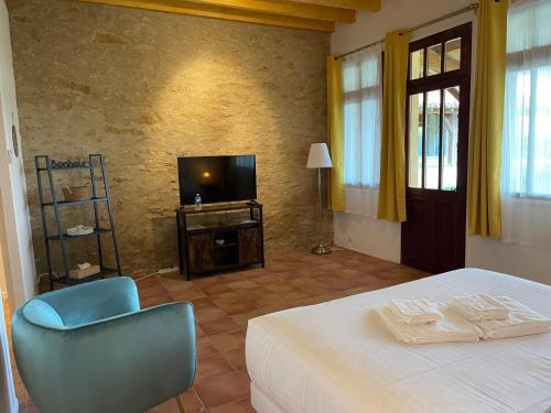 Una televisión o centro de entretenimiento en LAURAGUEL CHAMBRES D'HÔTES