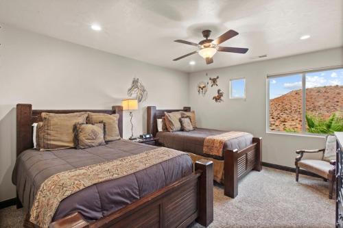 ein Schlafzimmer mit zwei Betten und einem Deckenventilator in der Unterkunft 4098 Coral Ridge The 19th Hole in Coral Ridge, Near Golf Course, Firepit, Poker Set, Heated Pool in Washington