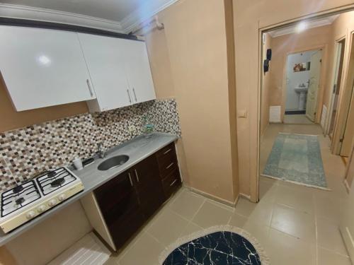 Private Room in Istanbul #103 في Arnavutköy: مطبخ فيه مغسلة وموقد