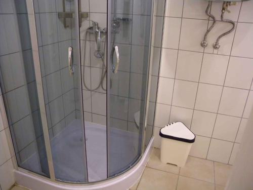 La salle de bains est pourvue d'une douche avec une porte en verre. dans l'établissement Holiday home in Fonyod/Balaton 18622, à Balatonfenyves