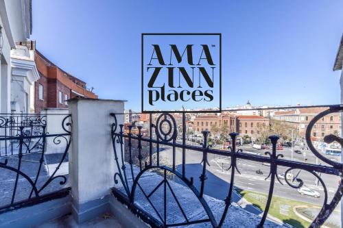 Una señal que lee "amm zim" en un balcón. en AP Embajadores IX en Madrid