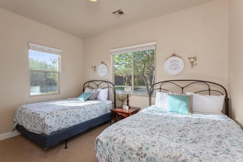 une chambre avec deux lits et deux fenêtres dans l'établissement Coral Ridge Resort 4246 COZY, BEAUTIFUL TOWNHOME WITH LOTS OF ADDITIONAL PARKING!, à Washington