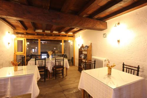 En restaurant eller et spisested på Posada de Amonaria