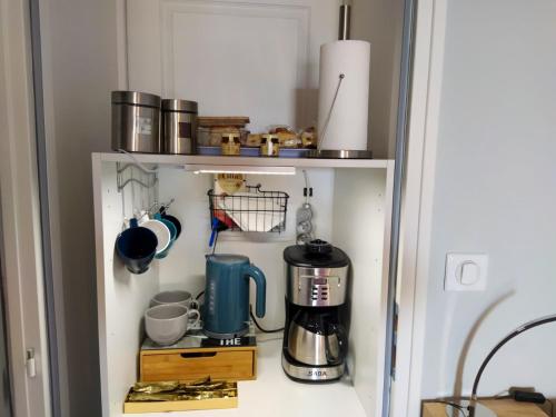 une étagère avec une cafetière et d'autres ustensiles de cuisine dans l'établissement Gîte Les Grandes Menières proche du Pal, à Le Donjon