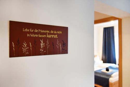 a sign on the wall of a hotel room at Bungalow-Ferienhaus Thurner in Görtschach