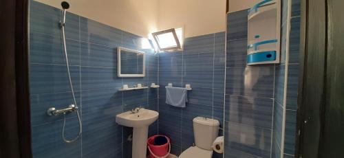 ein blau gefliestes Bad mit WC und Waschbecken in der Unterkunft APPARTEMENT AL HOCEIMA prés de PLAGE CALABONITA in Al Hoceïma