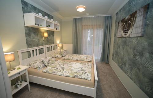 um quarto com uma cama grande e uma janela em Villa Corvina em Győrújbarát