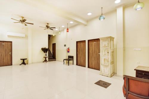 una grande camera con pavimenti bianchi e porte in legno di Noble House - A Heritage Home a Jaipur