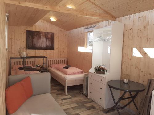 um pequeno quarto com duas camas e uma mesa em Schlafwagen Domblick M o e r e n h o f Xanten em Xanten