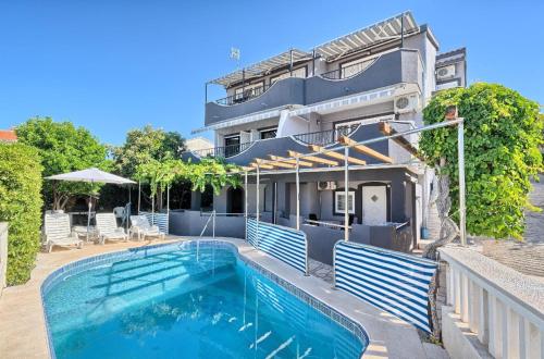 Ferienwohnung in Okrug Gornji mit Grill, gemeinsamem Pool und Garten und Meerblick