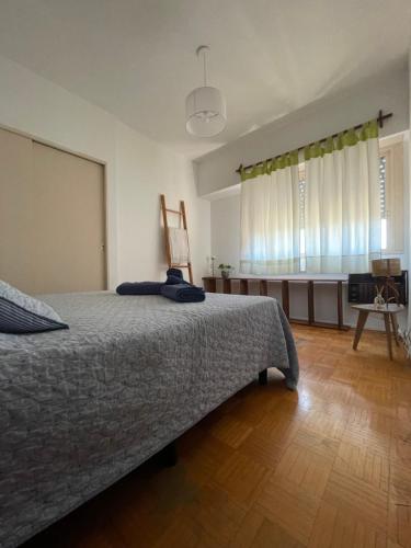 1 dormitorio con 1 cama y suelo de madera en El 10 de Telmo en Buenos Aires
