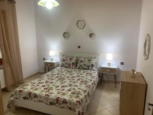ein Schlafzimmer mit einem großen Bett mit zwei Nachttischen in der Unterkunft Villa Parahora in Prinos