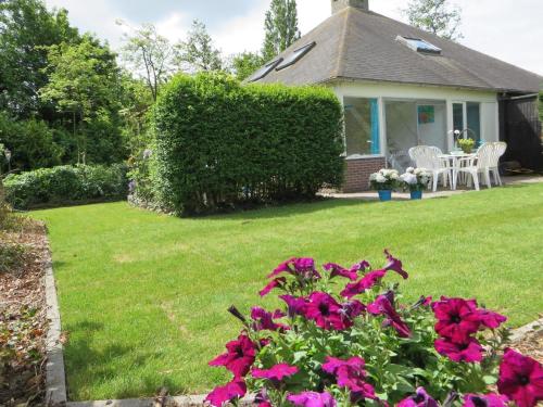 Schönes Ferienhaus in Stavenisse mit gemeinsamem Pool, Garten und Terrasse