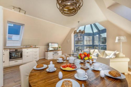 a dining room with a table with fruit on it at Seebrise Zingst in Zingst