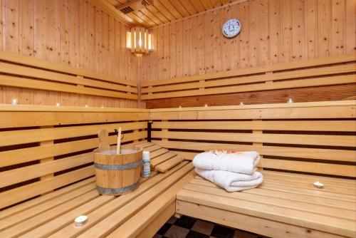 a wooden sauna with a towel and a wooden tub at Seebrise Zingst in Zingst