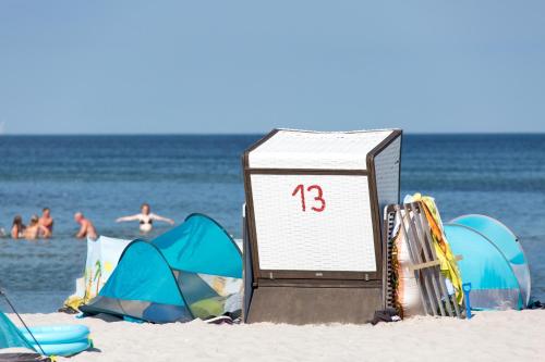 a calendar on the beach with people in the water at Seebrise Zingst in Zingst