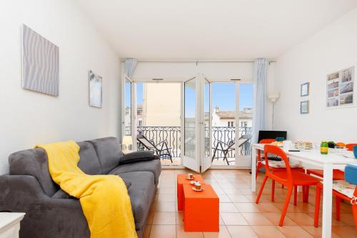 un salon avec un canapé et une table dans l'établissement Studio Spoerry YourHostHelper, à Grimaud