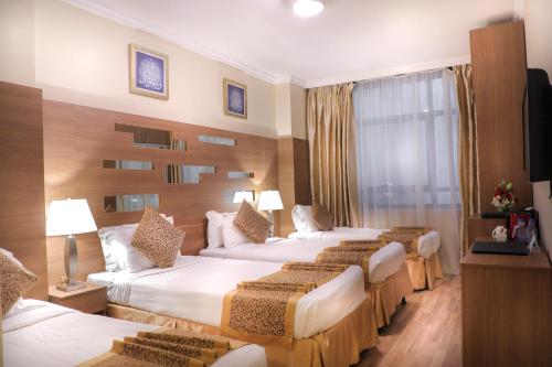 فندق ديار الايمان في المدينة المنورة: غرفه فندقيه اربع اسره ونافذه